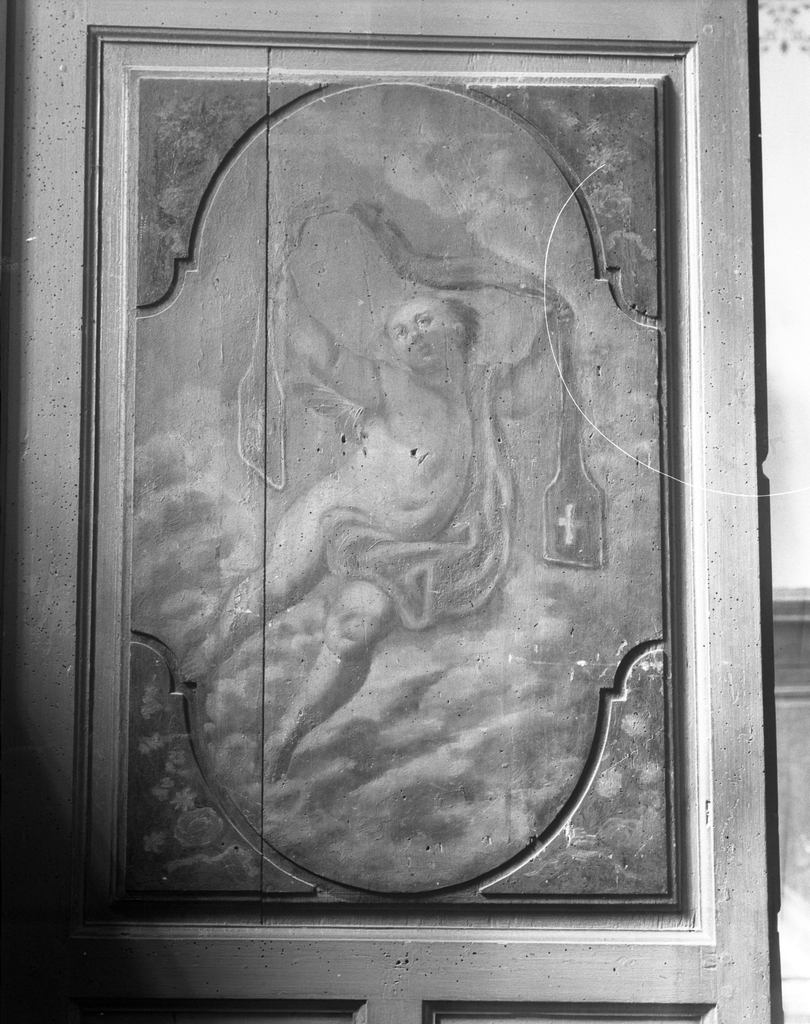deux tableaux sur un meuble de sacristie