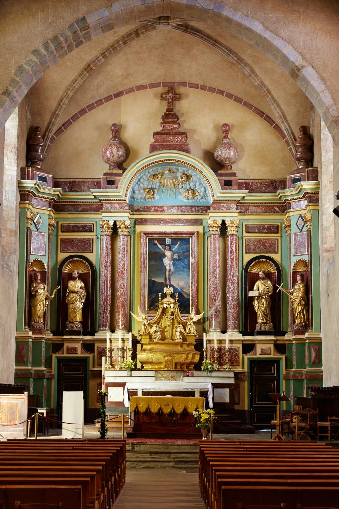 ensemble du maître-autel, formant retable architecturé à niches : autel-tombeau, 2 gradins d'autel, tabernacle, tableau : La Crucifixion, 4 statues : sainte Spérie, saint Pierre, saint Paul, sainte Fleur