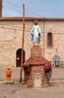 ensemble de la borne fontaine et du puits surmontés d'une statue (petite nature) : Immaculée Conception