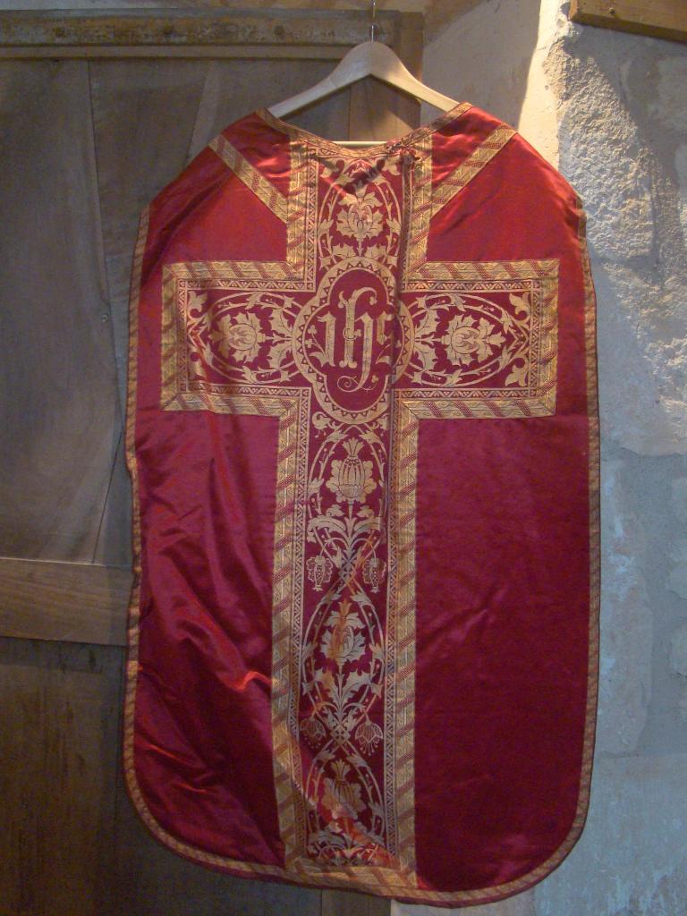 ornement rouge : chasuble, étole de clerc, manipule et bourse de corporal