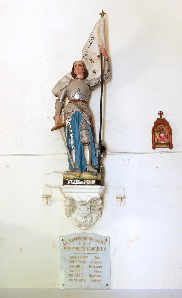 plaque commémorative des morts de la guerre de 1914-1918 avec une statue (figure colossale) de Jeanne d'Arc sur sa console.