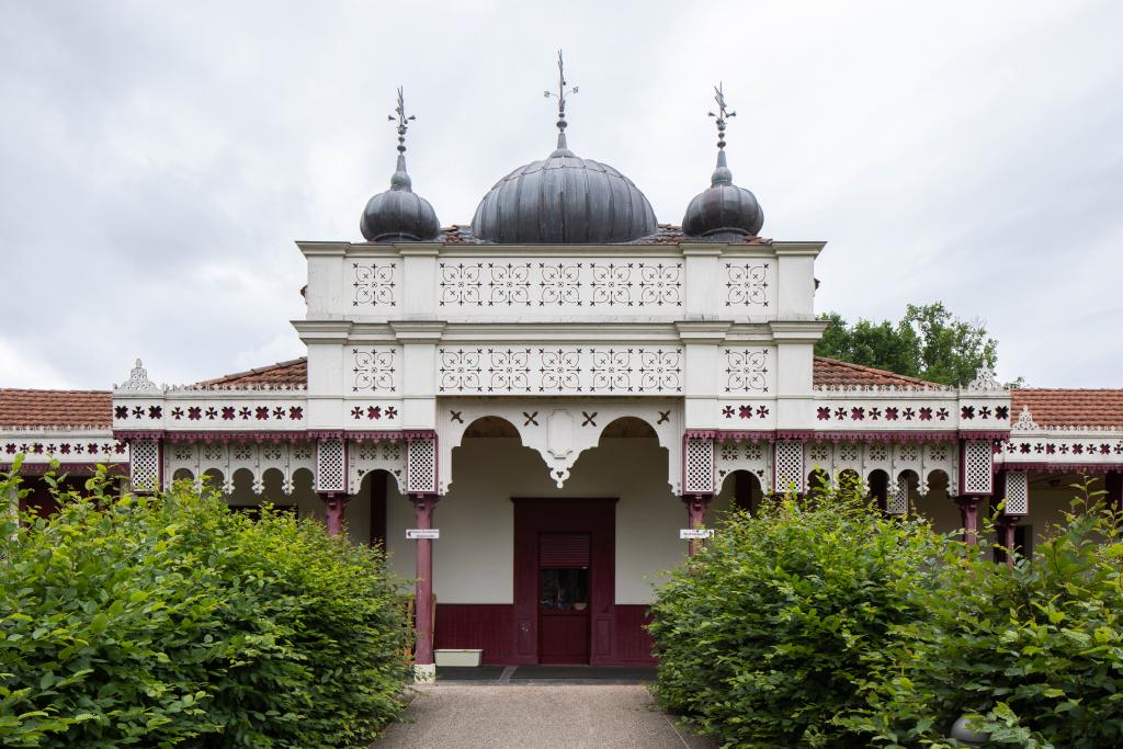 établissement thermal des Bains salins, puis hôtel des Salins, actuellement centre multi-accueil petite enfance