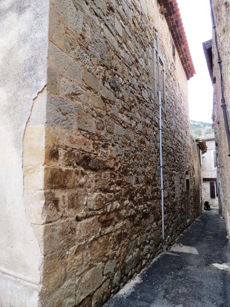 maisons modernes et contemporaines avec remploi médiéval à Alet