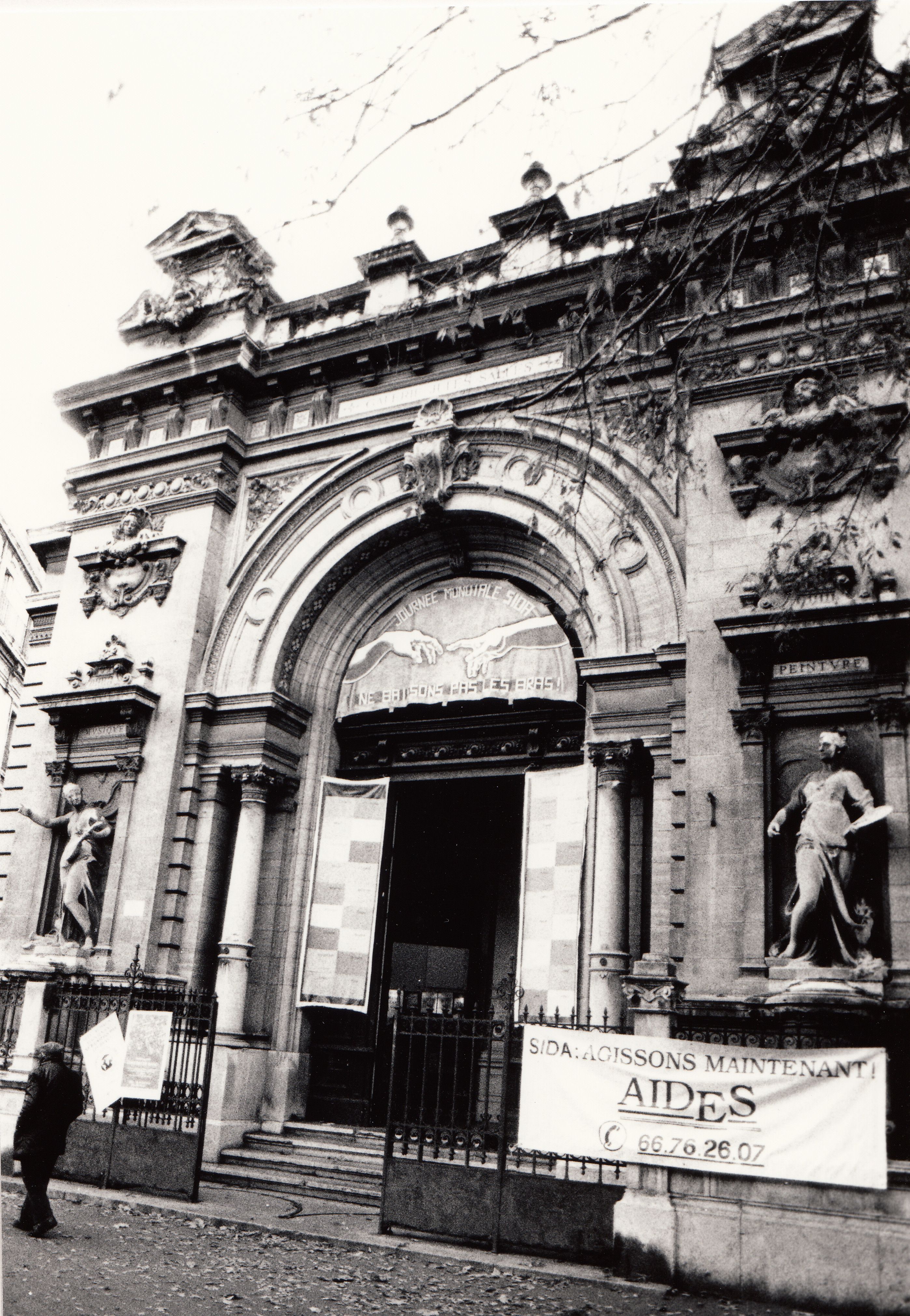 statues de la musique et de la peinture en façade de la Galerie Jules Salles