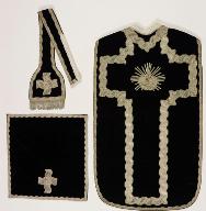 chasuble noire avec deux étoles, deux manipules, un voile de calice et deux dalmatiques (n° 23)