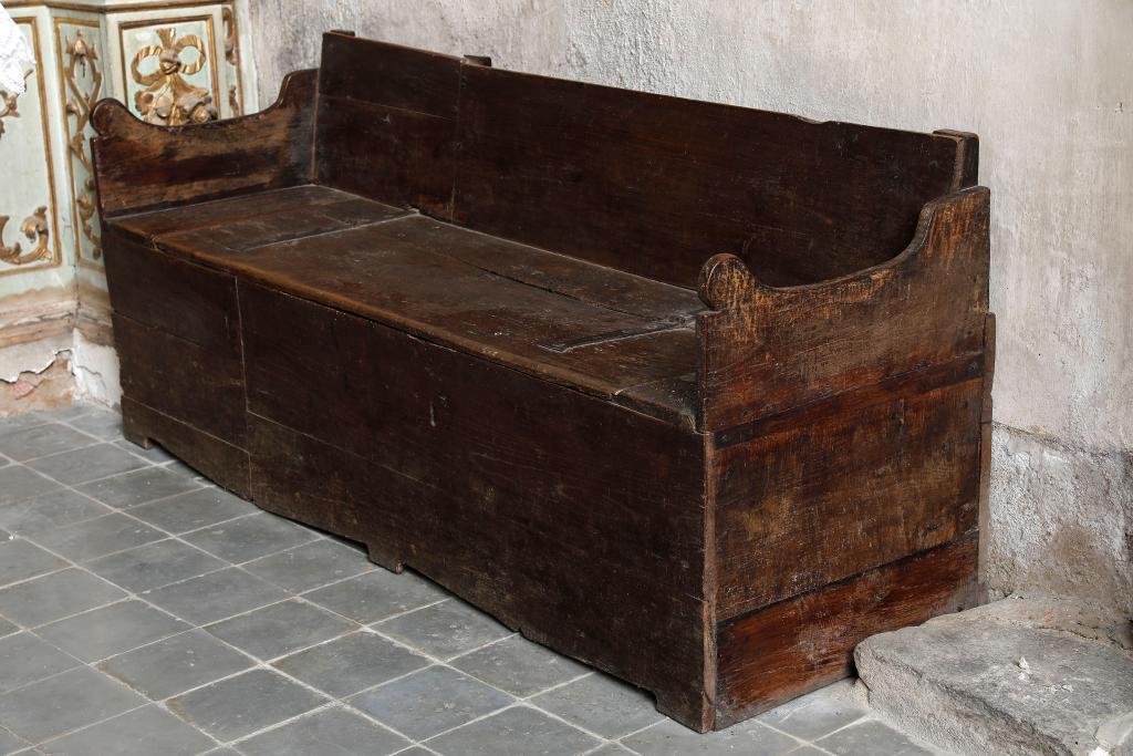 banc d'église ; coffre 1