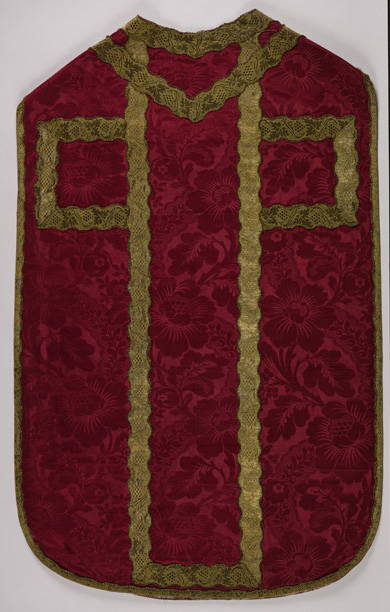 chasuble rouge avec deux étoles, deux manipules, une chape et deux dalmatiques (n° 13)