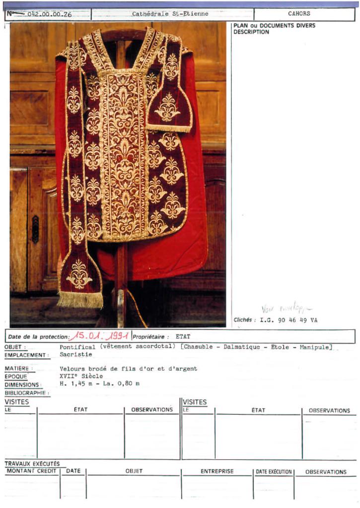 ornement pontifical rouge : 3 chapes, chasuble, 5 dalmatiques, 2 étoles, 3 manipules, bourse de corporal et le parement d'autel