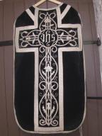 ornement noir : chasuble, étole de clerc, voile de calice