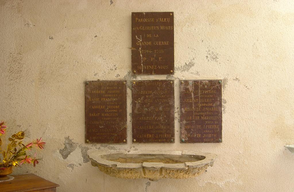 ensemble du monument aux morts de la guerre de 1914-1918 avec les quatre plaques commémoratives