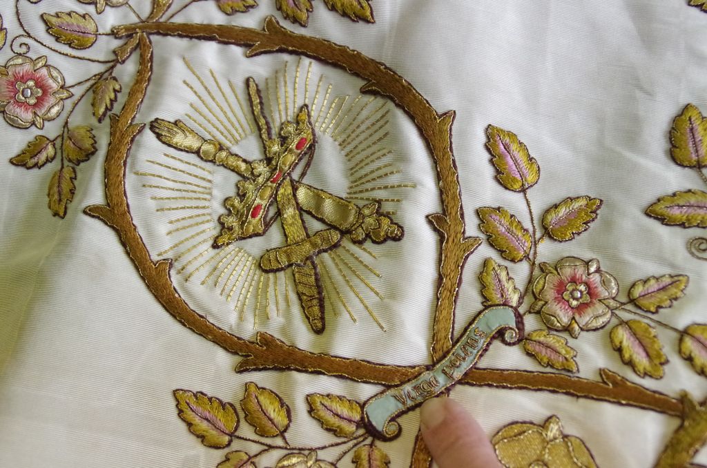 chasuble blanche avec étole