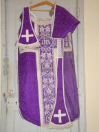 ornement violet : chasuble, étole de clerc, manipule, voile de calice, bourse de corporal