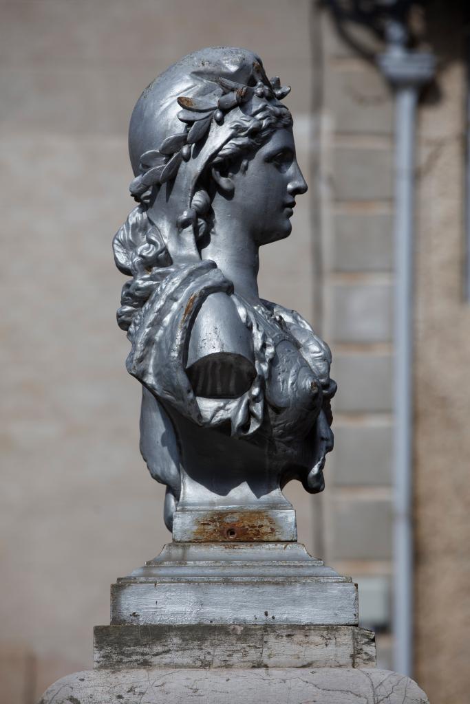 fontaine avec buste de Marianne