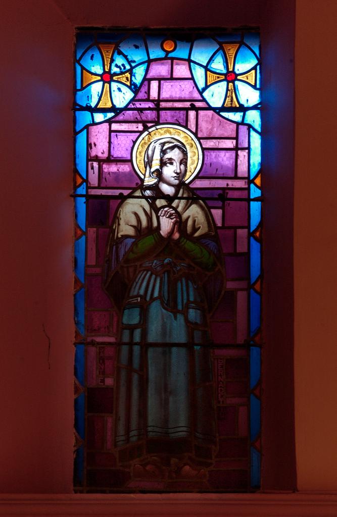 ensemble de 2 verrières à personnages (baies 1 à 2) : Sainte Bernadette Soubirous, Sainte Jeanne d'Arc