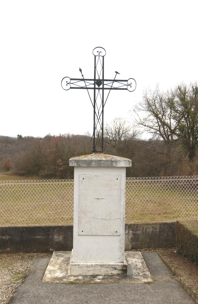 monument aux morts (croix de cimetière) de la guerre de 1914-1918 et de la guerre de 1939-1945