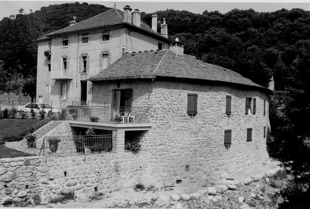 moulin à farine, filature (de laine cardée) dit Moulin Neuf, puis Souchon, Filature Pin, puis Chardès