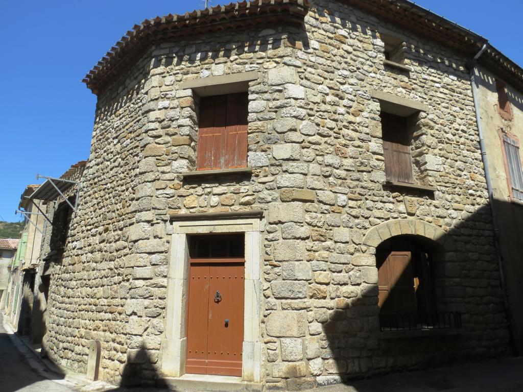 maisons modernes et contemporaines avec remploi médiéval à Lagrasse