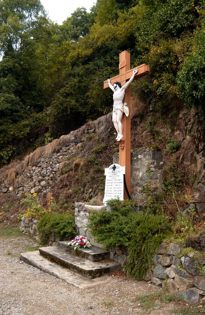 monument aux morts (croix de chemin) de la guerre de 1914-1918 et statue (grandeur nature) de Christ en croix