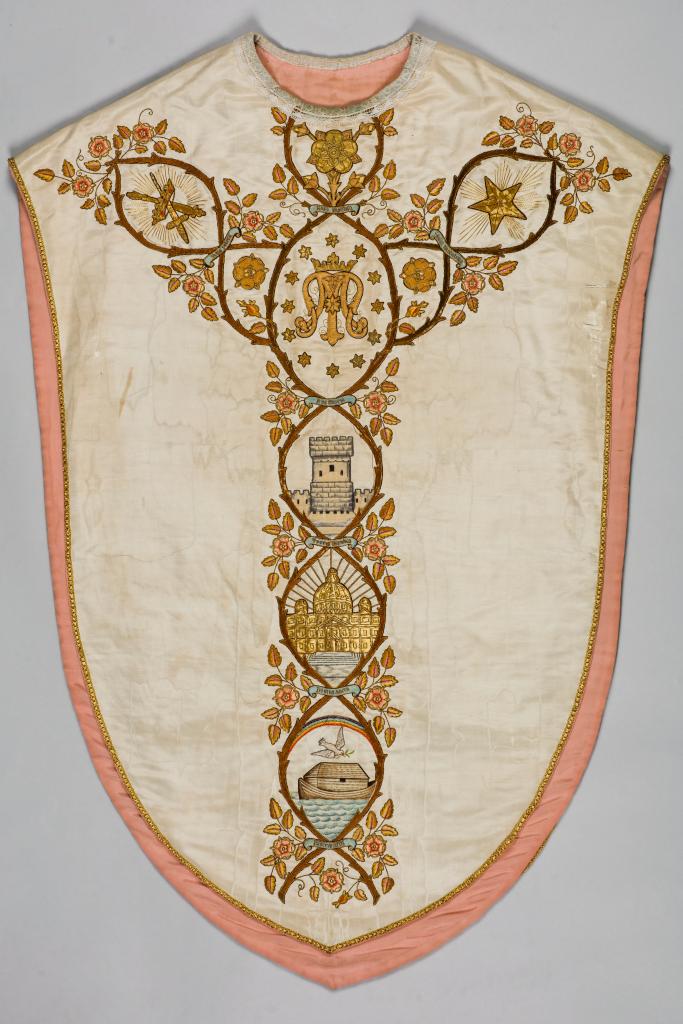 chasuble blanche avec étole