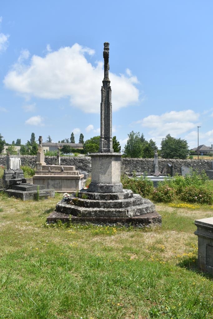 tombeau des prêtres, caveau provisoire et croix de cimetière