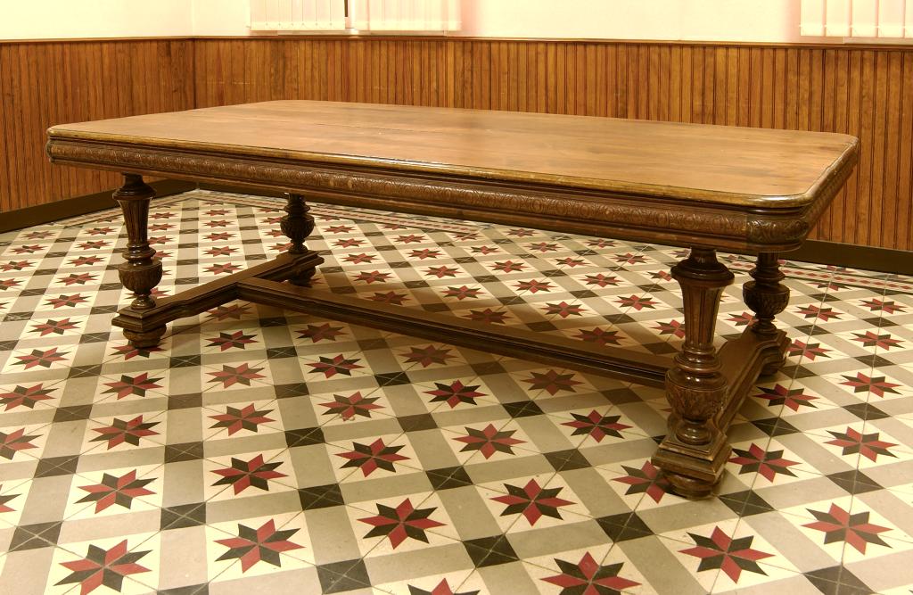 table (table de milieu), de style néo-Louis XIII