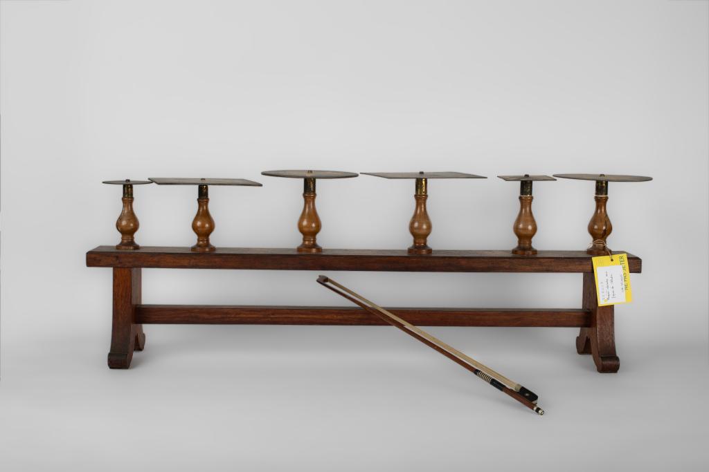 instrument scientifique : Plaques vibrantes pour figures de Chladni