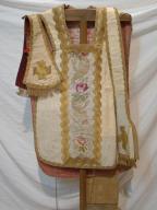 ensemble d'un ornement blanc : chasuble, étole de clerc, manipule
