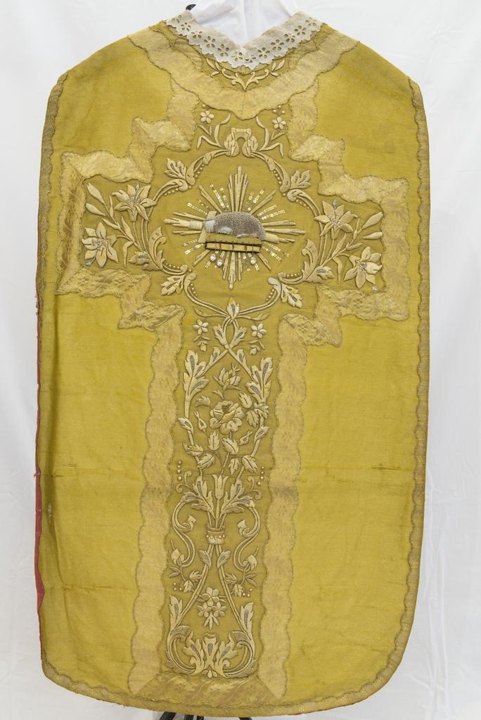 ornement doré : chasuble , étole , manipule , voile de calice , bourse de corporal