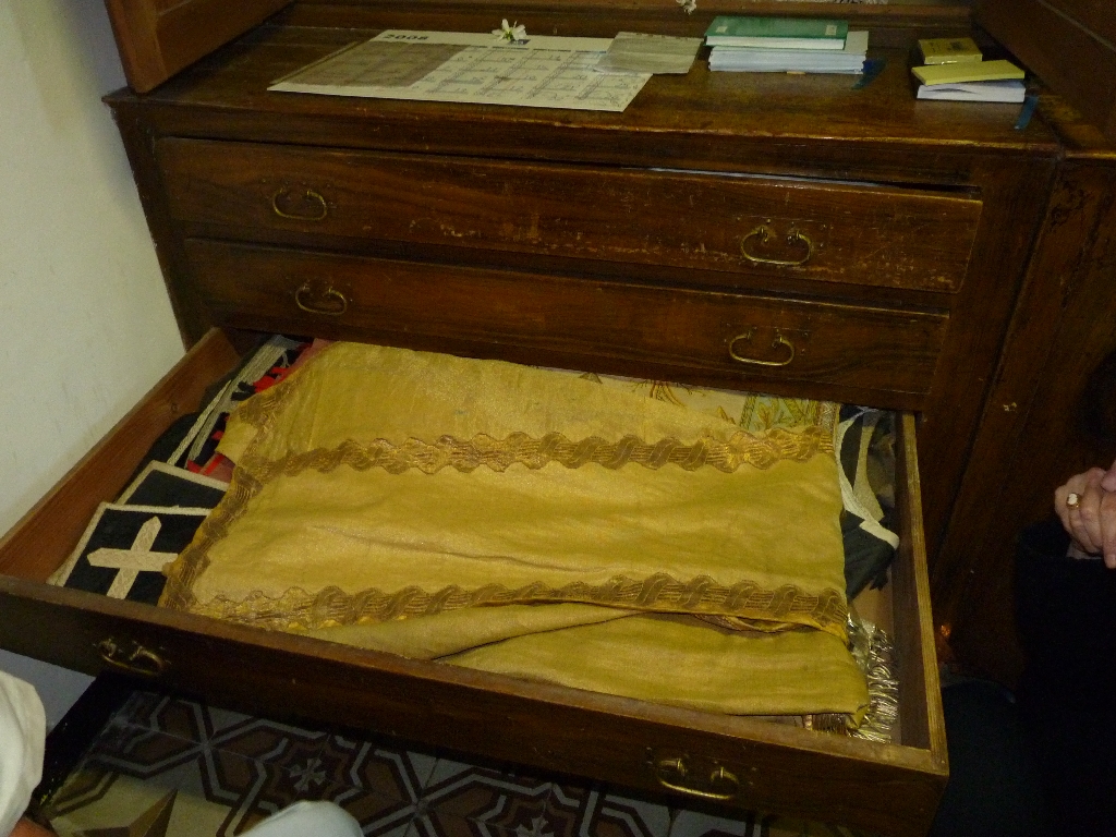 vêtements liturgiques ; chasubles ; étoles; voiles de calice ; manipules ; bourses ; nappes d'autel forfait sacristie