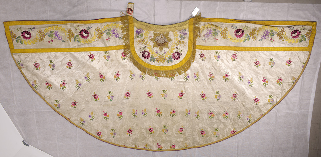 chasuble blanche avec voile de calice, bourse de corporal et chape
