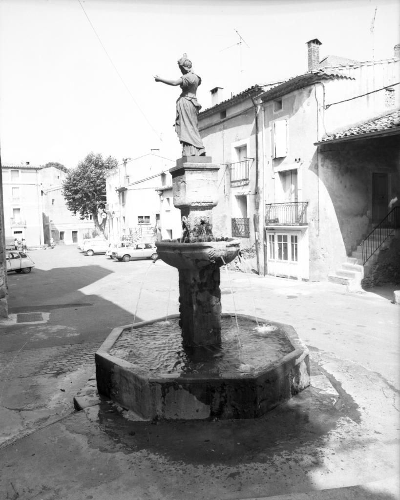 monument (monument commémoratif), fontaine monumentale, statue monumentale de Marianne ou de la Liberté
