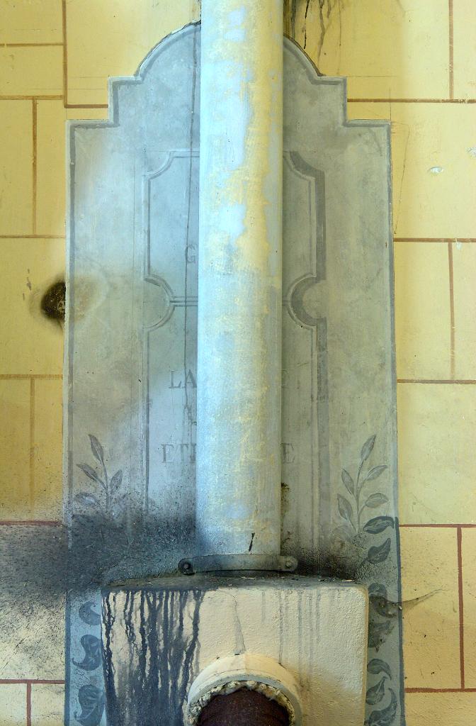 ensemble du monument aux morts de la guerre de 1914-1918, des deux plaques commémoratives, de la peinture monumentale et de la statue (grandeur nature) de sainte Jeanne d'Arc avec sa console