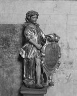 deux statues d'applique en pendant : Anges portant un écu écrit
