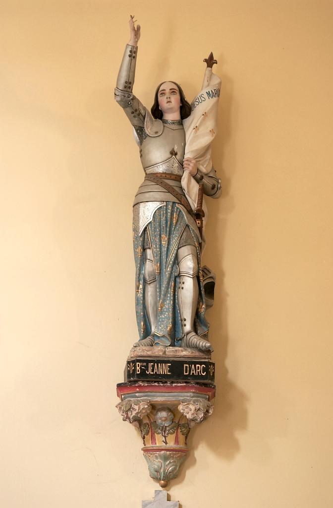 ensemble du monument aux morts de la guerre de 1914-1918 et de la statue (grandeur nature) de la Bienheureuse Jeanne d'Arc avec sa console