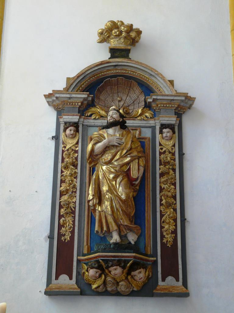 ensemble du retable du maître-autel : retable architecturé, autel tombeau, gradin d'autel, tabernacle, statues (8)