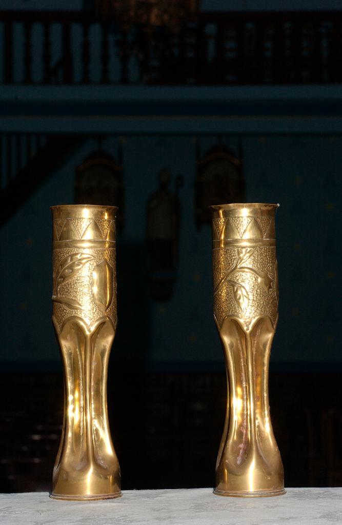 ensemble de 7 vases d'autel (obus de la guerre de 1914-1918) formant 3 paires
