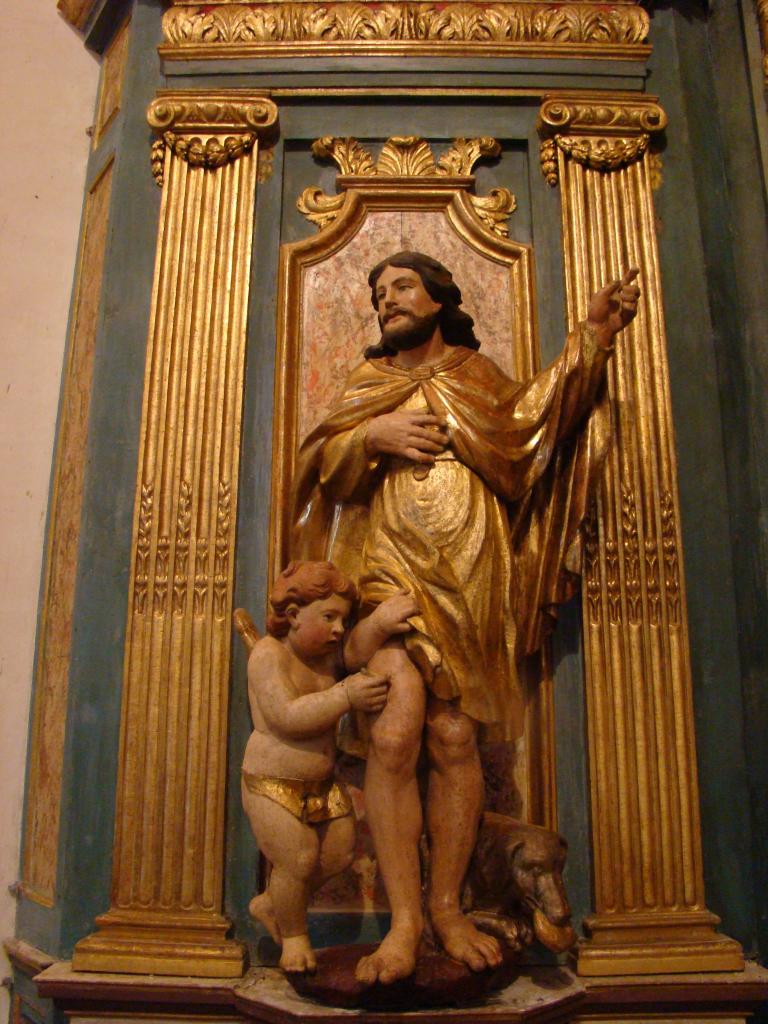 ensemble du retable du maître-autel : autel tombeau, 2 gradins d'autel, tabernacle-exposition architecturé de forme pyramidale, 3 hauts-reliefs : La Crucifixion, 2 statues : Saint Roch et Saint Antoine
