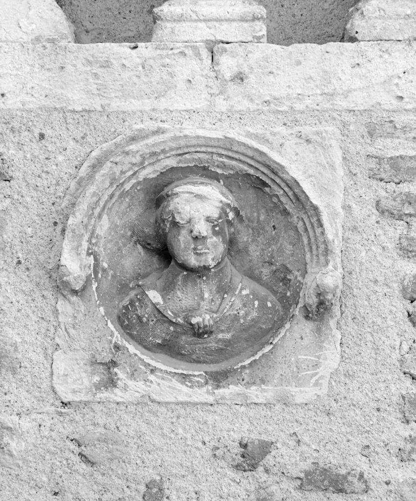porte, fenêtres (5), décor sculpté de la façade