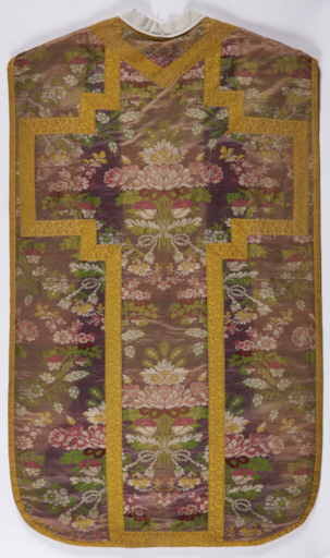 Chasuble rose (ou violette ?) avec étole et voile de calice