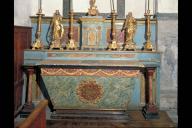 ensemble de l'autel secondaire nord (statues (2), chandeliers d'autel (4), croix d'autel)