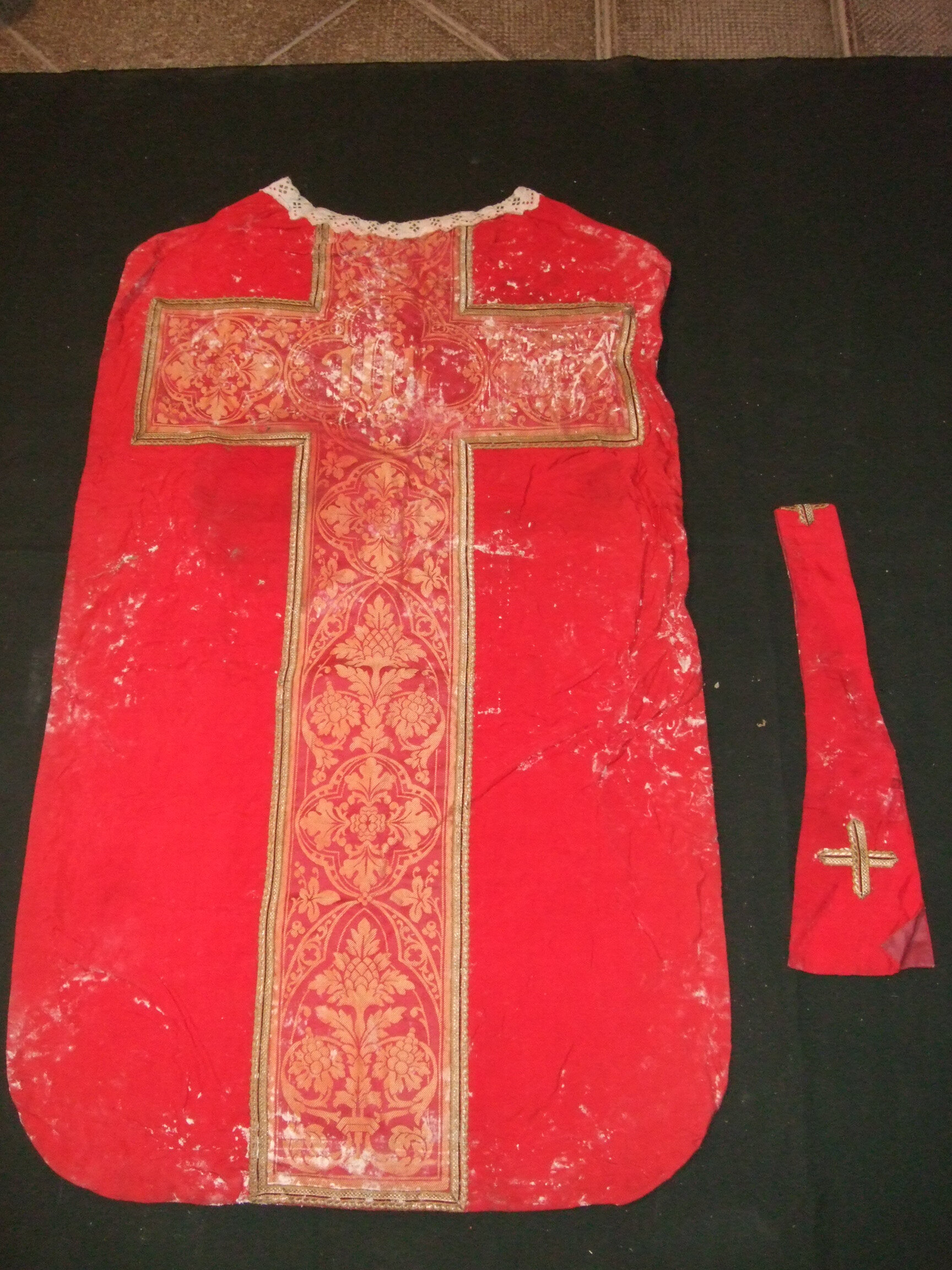 Ornement rouge : chasuble ; bourse