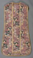 Chasuble rose de coupe espagnole, avec une étole, trois manipules, deux dalmatiques, deux collets et un voile huméral.