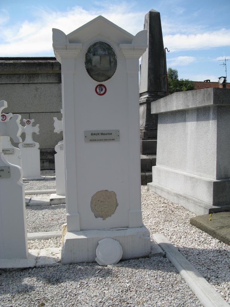 monument commémoratif de la guerre de 1914-1918, de la guerre de 1939-1945, de la guerre de 1946-1954 et de la guerre de 1954-1962, carré militaire et 12 tombeaux