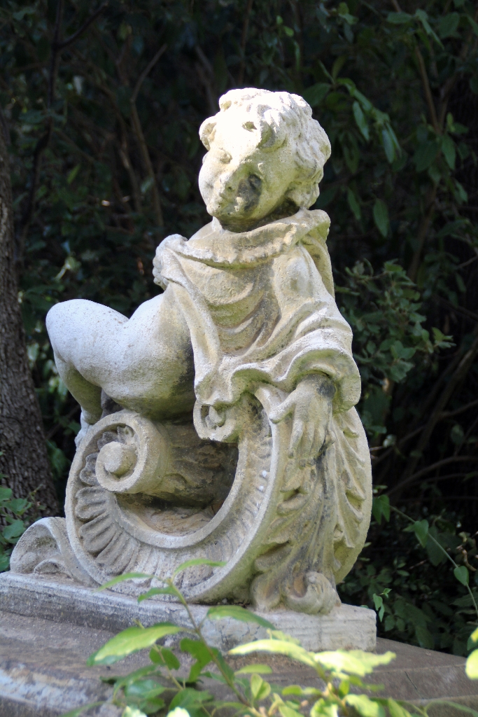 Statue : amour sur une volute