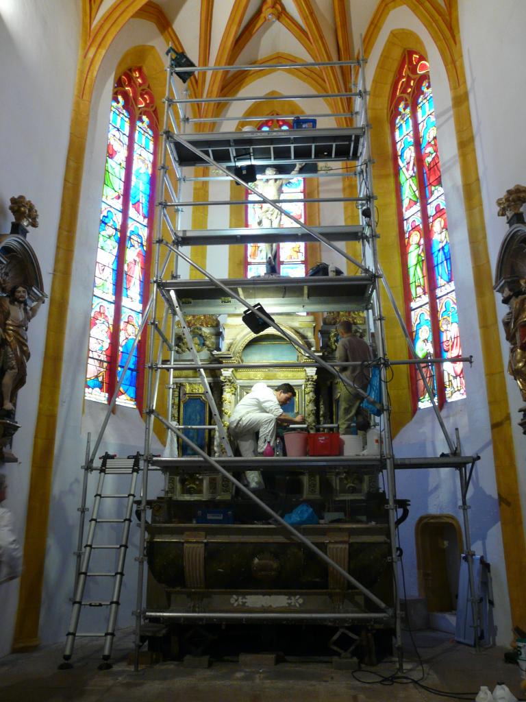 ensemble du retable du maître-autel : retable architecturé, autel tombeau, gradin d'autel, tabernacle, statues (8)