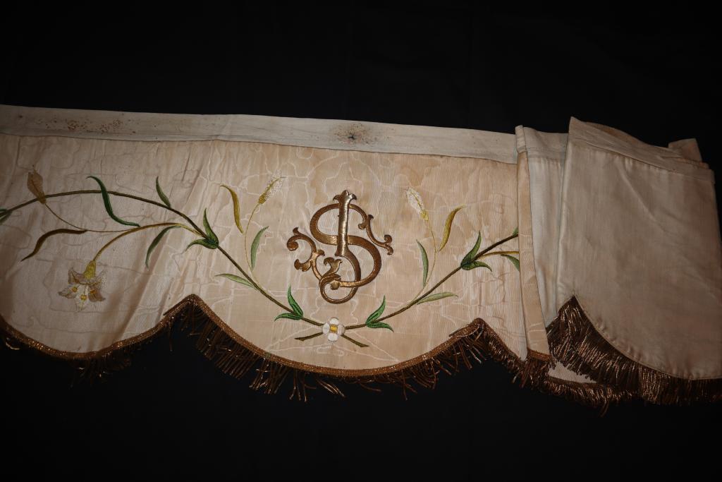 Ensemble de vêtements et ornements liturgiques