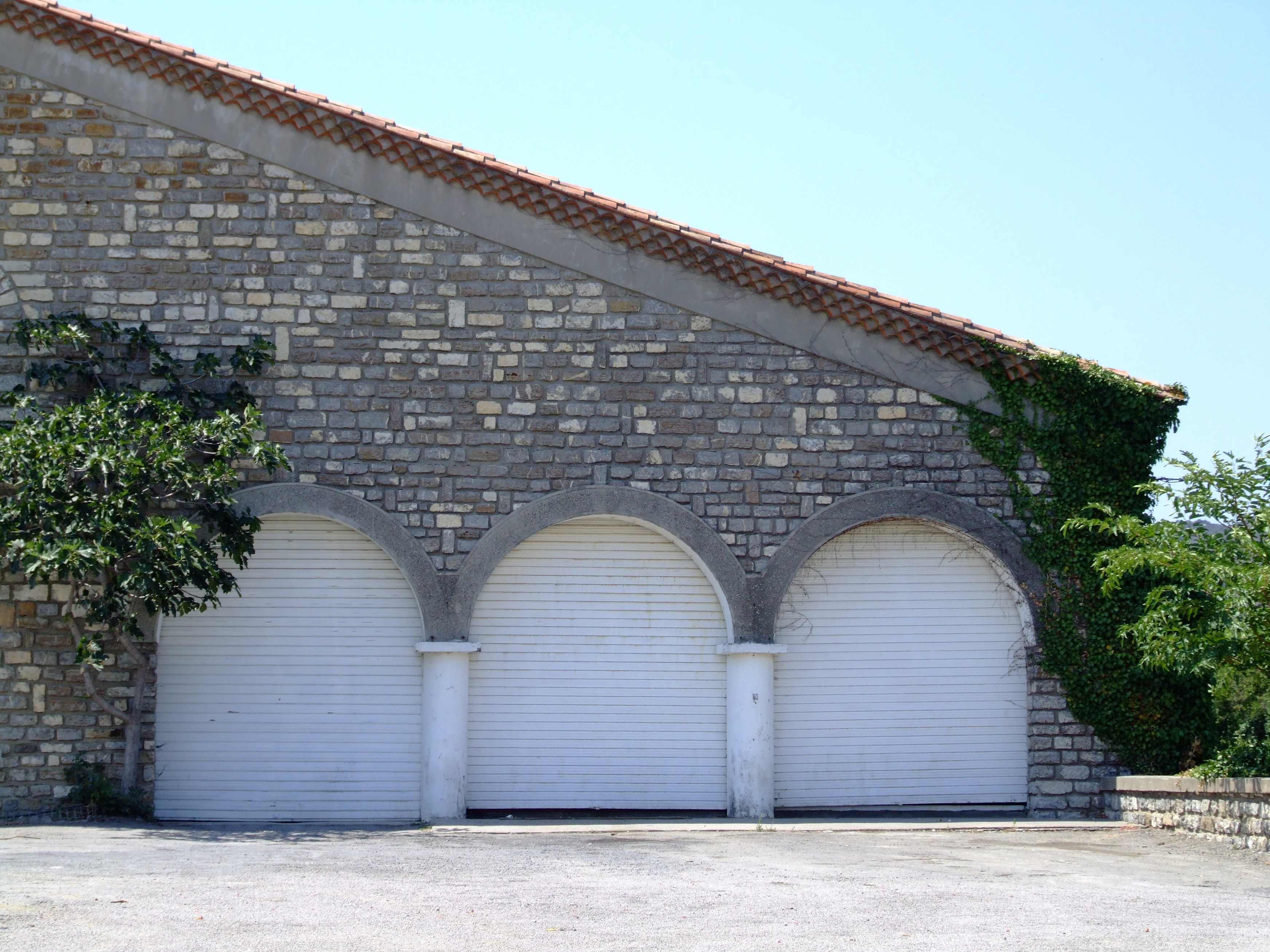 coopérative vinicole : Cave pilote ; Cave coopérative de vinification et de vieillissement de Villeneuve les Corbières