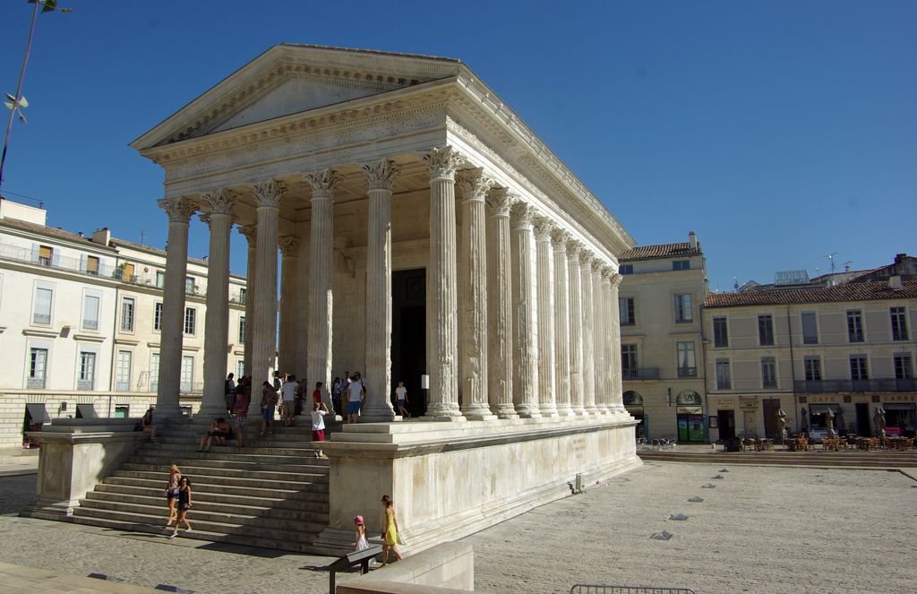 temple dédié aux Caesares, anciennement maison consulaire (?), église des Augustins, archives départementales, musée, dit anciennement le Capitole, dit actuellement la Maison carrée