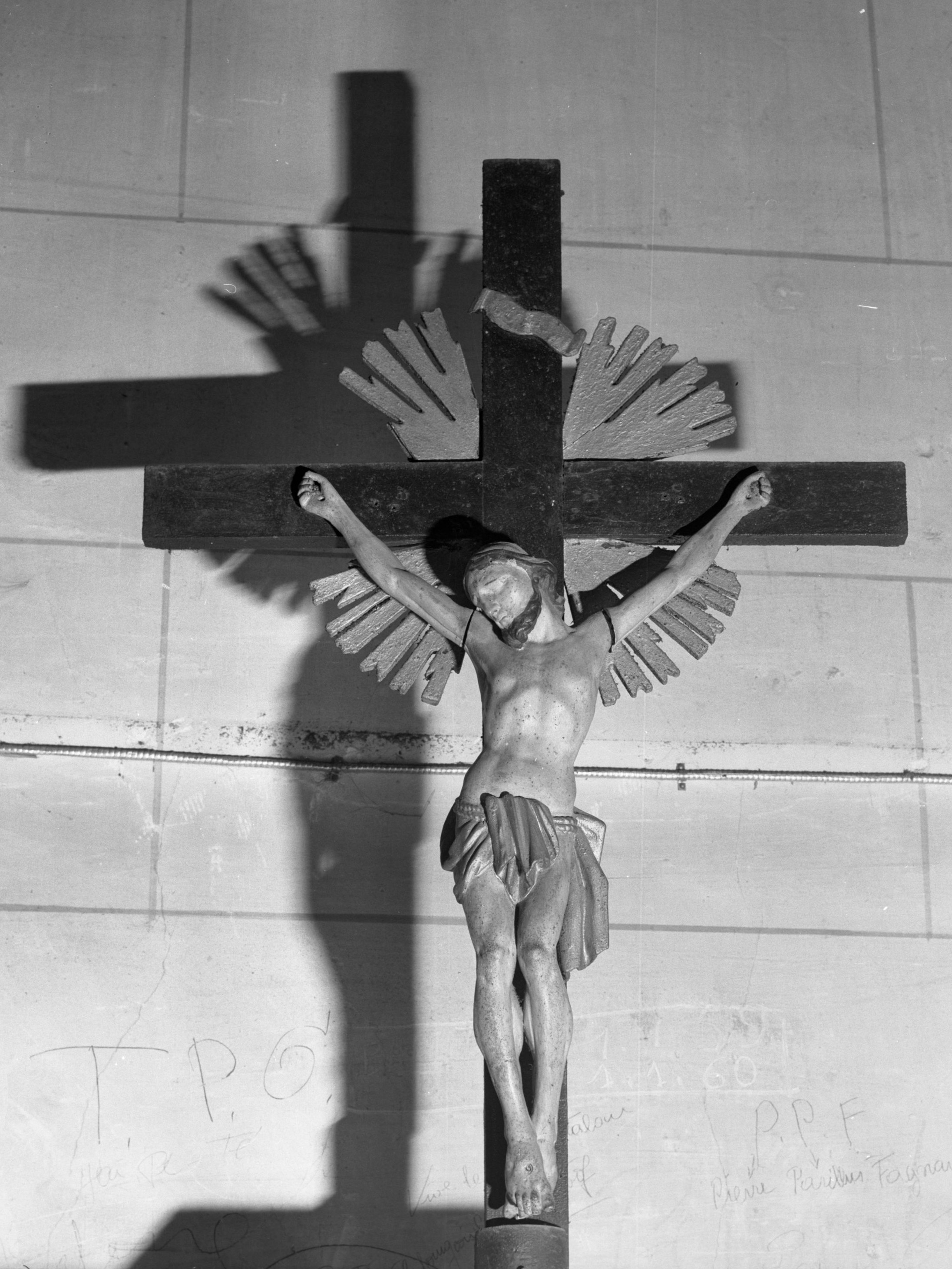 statue de Christ en croix