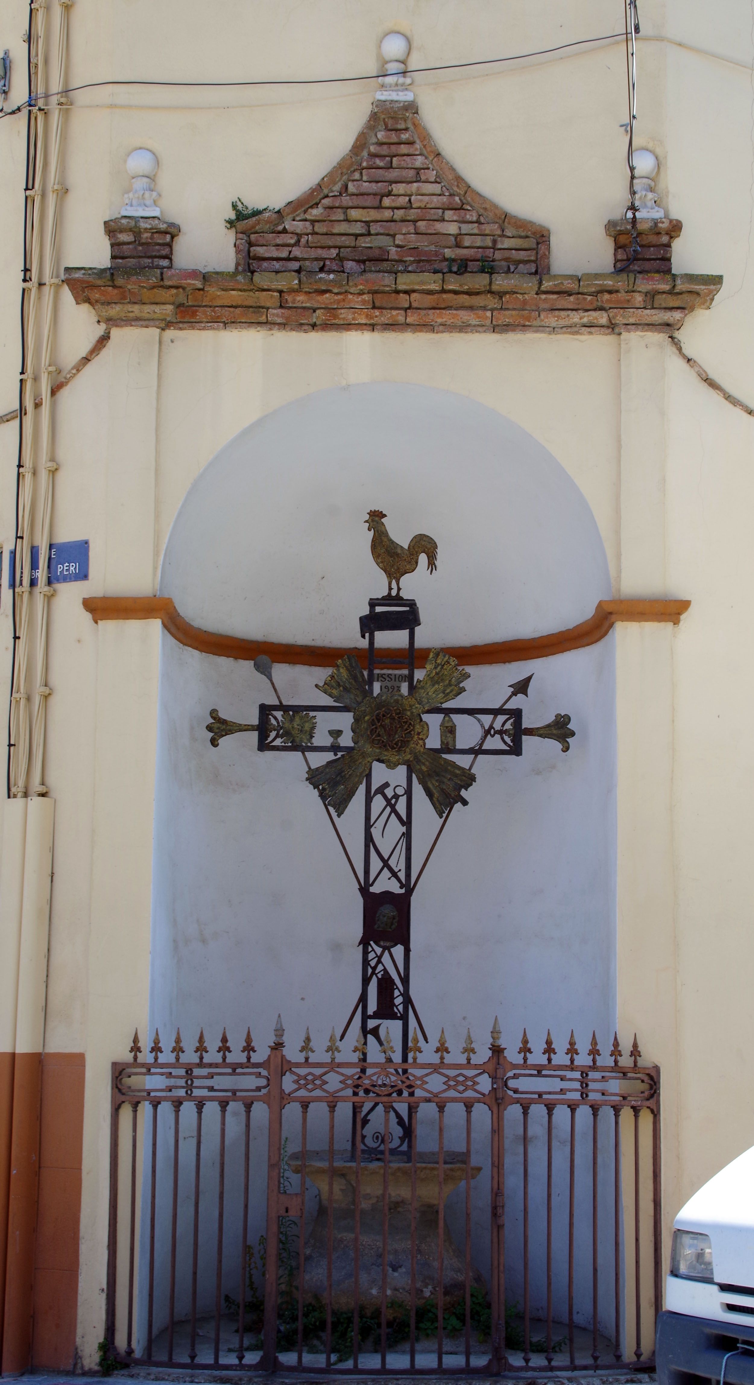 croix monumentale dite "des Improperi" portant les Instruments de la Passion
